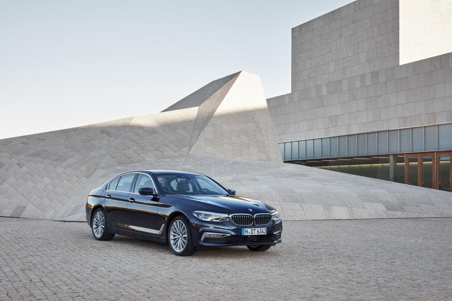  BMW 530d xDrive Sedan Luxury Line 2017 года  (WW) (фото 30 из 61)